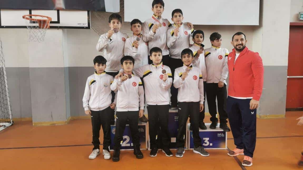 İstanbul Güreş Şampiyonasından Öğrencilerimiz Madalyalarla Döndüler.