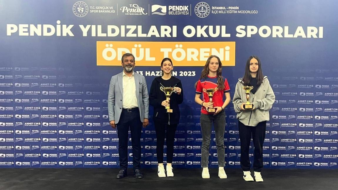 Yıldız Kızlar Voleybol Takımımız Pendik Okul Sporları Kupa Töreninde kupasını aldı.